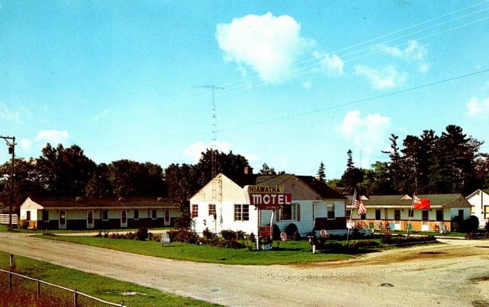 Hiawatha Motel (Quarterdeck Motel) - Old Postcard